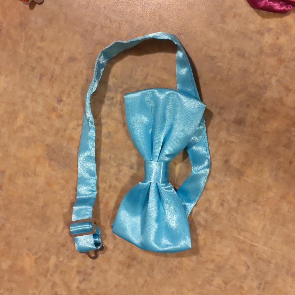 satin bowtie, pre-tied